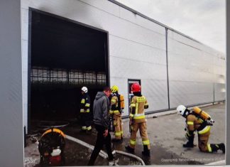 Pożar magazynu w Dołędze. Na miejsce skierowano grupę chemiczną