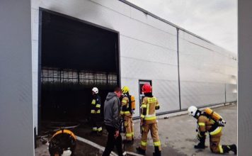 Pożar magazynu w Dołędze. Na miejsce skierowano grupę chemiczną
