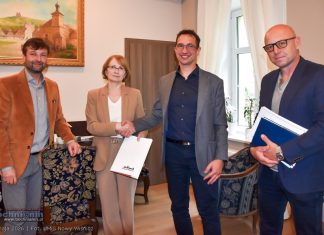 Nowy Wiśnicz. Termomodernizacja szkoły w Kobylu. Podpisano umowę na prace za blisko 5 mln zł