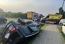 Poranny wypadek na DK75 w Czchowie. Dwa samochody wylądowały w rowie
