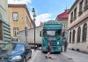 Ciężarówka zablokowała centrum Bochni. Kierowca utknął na wąskich ulicach