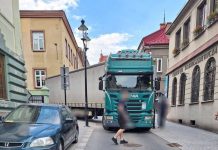 Ciężarówka zablokowała centrum Bochni. Kierowca utknął na wąskich ulicach