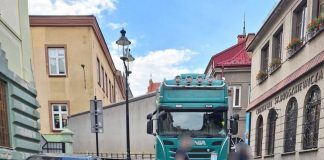 Ciężarówka zablokowała centrum Bochni. Kierowca utknął na wąskich ulicach
