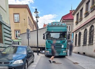 Ciężarówka zablokowała centrum Bochni. Kierowca utknął na wąskich ulicach