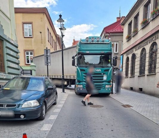 Ciężarówka zablokowała centrum Bochni. Kierowca utknął na wąskich ulicach