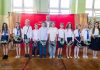 Kaski dla czwartoklasistów w Bochni. Wiceminister Stanisław Bukowiec rozpoczął ogólnopolską akcję – ZDJĘCIA