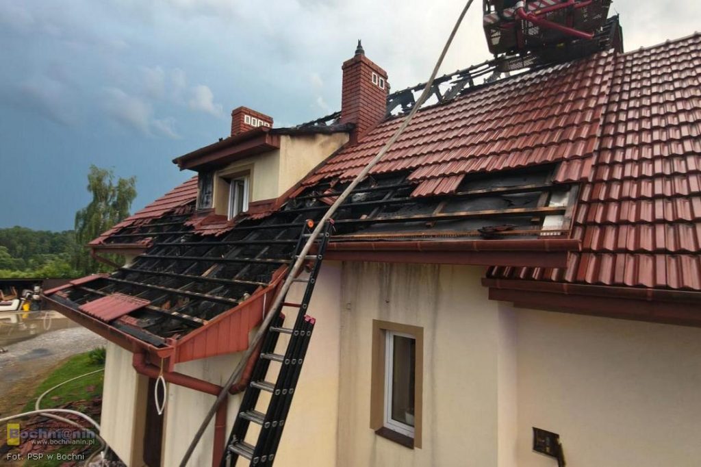 Pożar domu w Kobylu. Jedna osoba poszkodowana