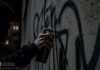 16-latek z Rzezawy przyznał się do wykonania graffiti na bloku w Bochni. Policja zabezpieczyła spraye