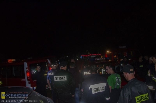 grupa policjantów, strażaków w trakcie poszukiwań zaginonego