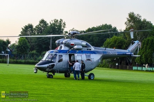 policjanci wsiadający na pokład policyjnego helikoptera