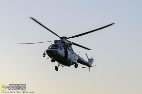 policyjny helikopter wznoszący się w trakcie poszukiwań zaginionego