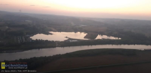 widok okolic w gminie Czchów  z lotu policyjnego helikoptera w trakcie poszukiwań zaginionego