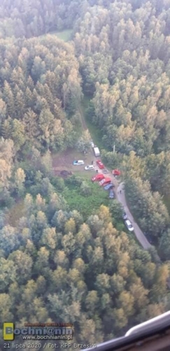 widok z lotu policyjnego helikoptera na radiowozy policyjne i wozy strażackie