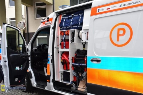 04-08-20 karetka-szpital-02